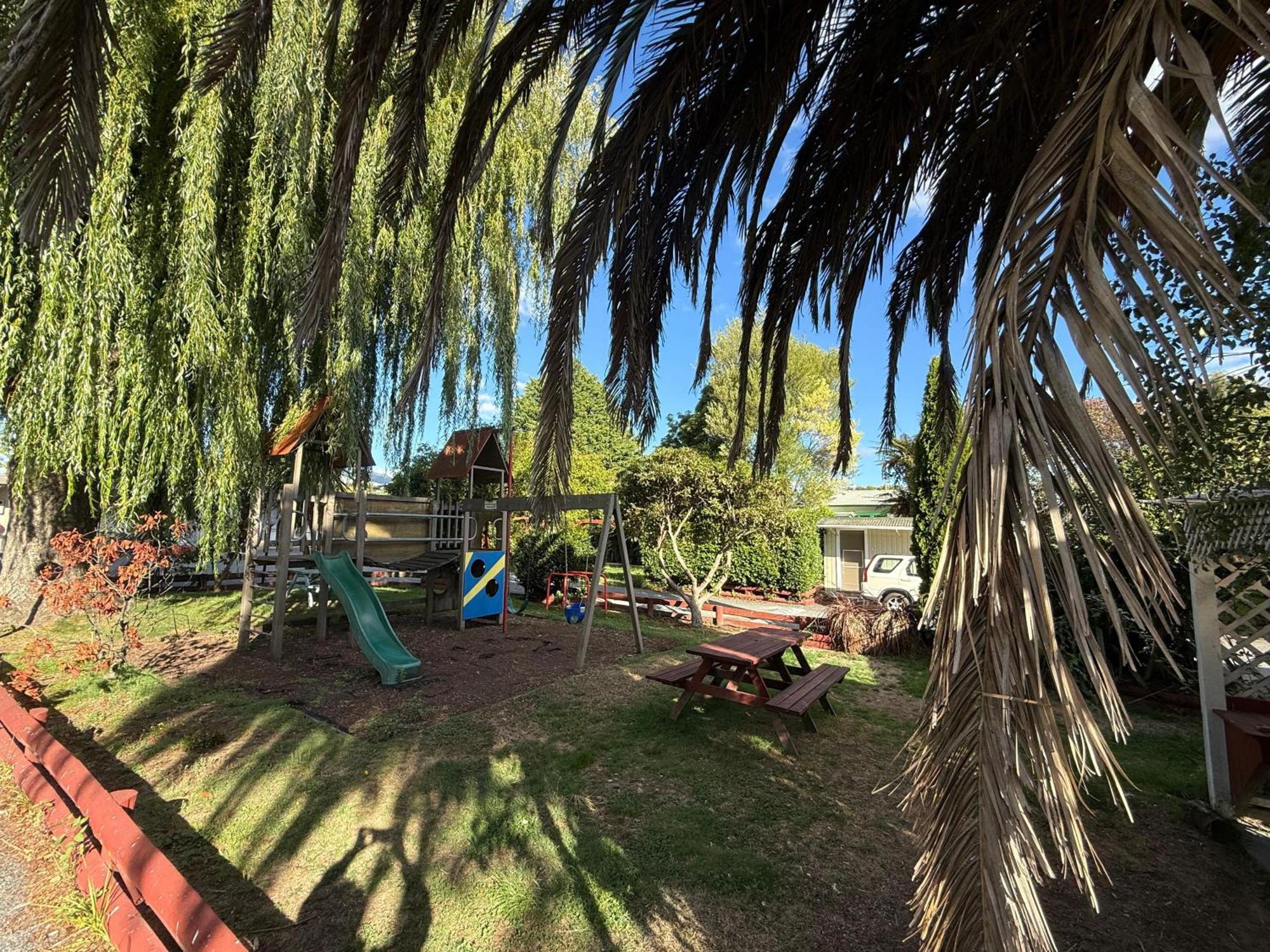 Camellia Court Family Motel Taupo Exterior photo